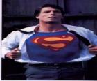 Clark Kent onun kırmızı ve mavi üniforma ile adalet için savaşmaya Superman olma